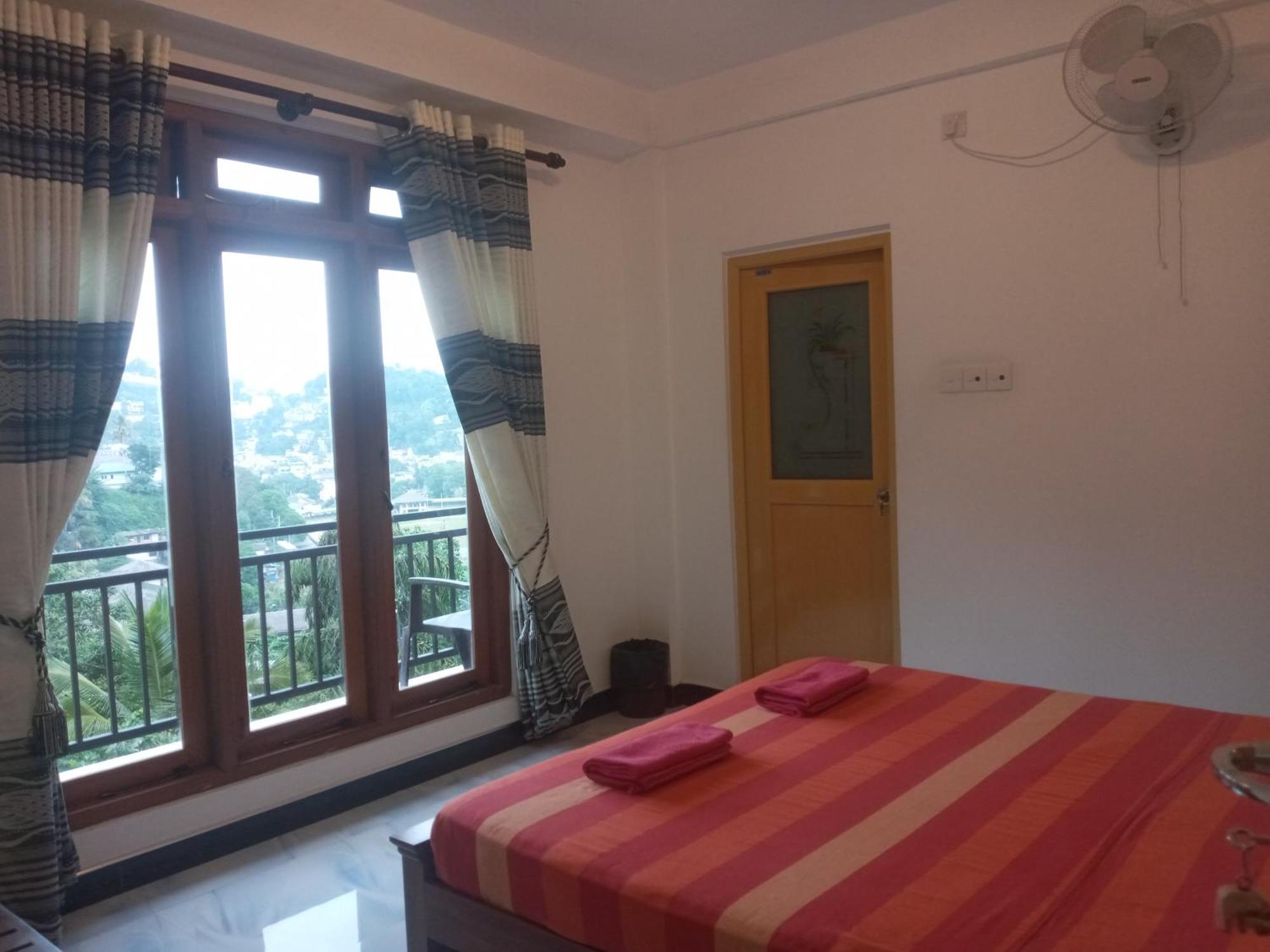 Kelum Homestay Kandy Esterno foto