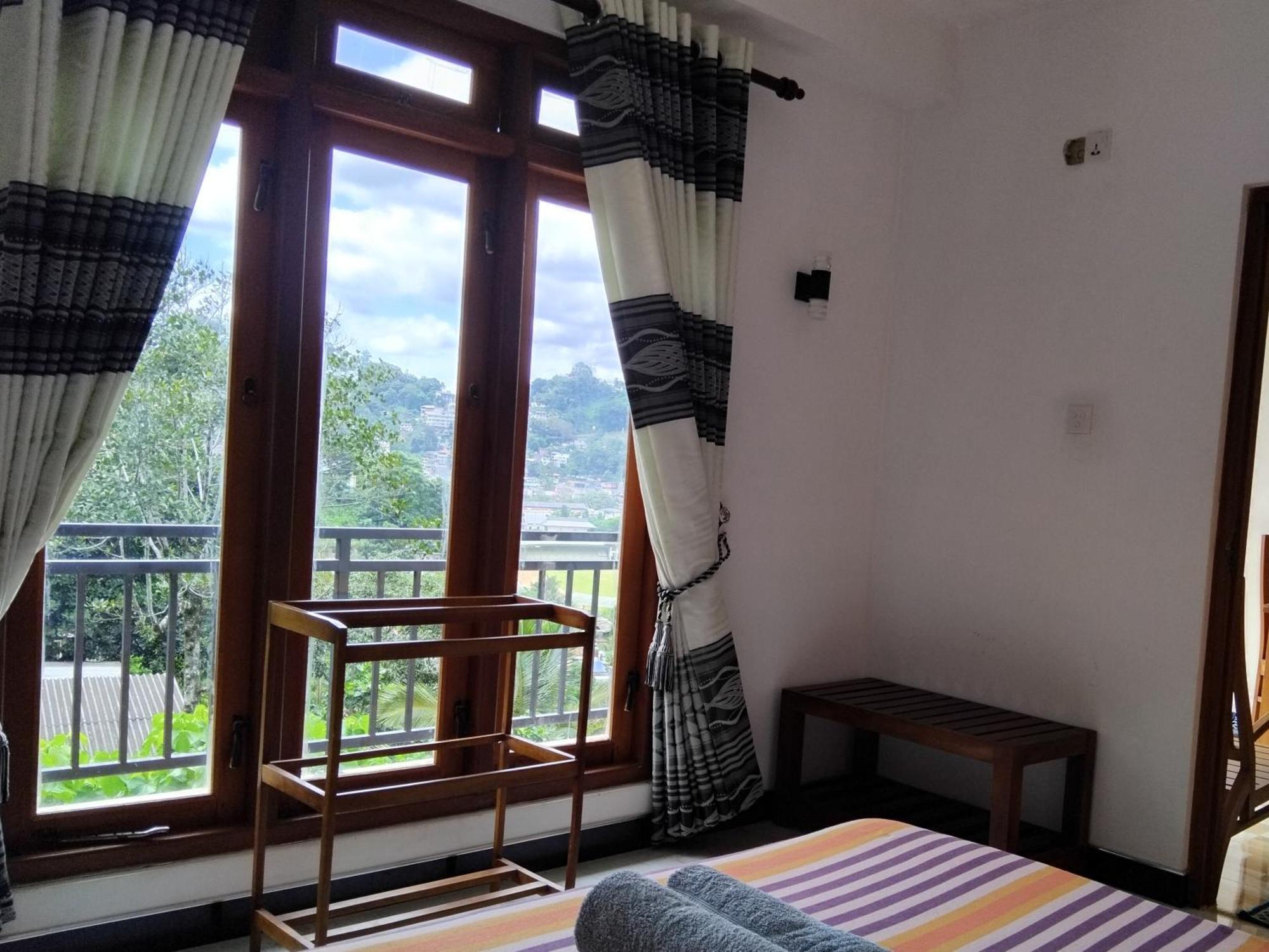 Kelum Homestay Kandy Esterno foto