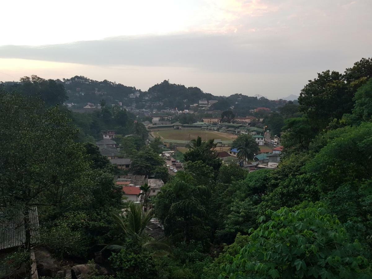 Kelum Homestay Kandy Esterno foto