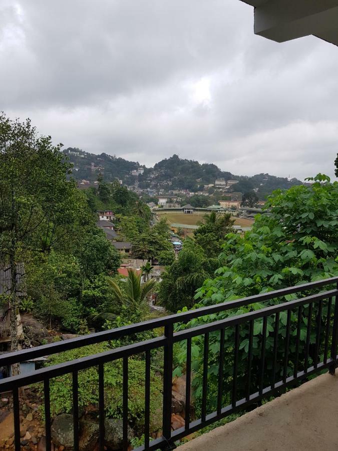Kelum Homestay Kandy Esterno foto